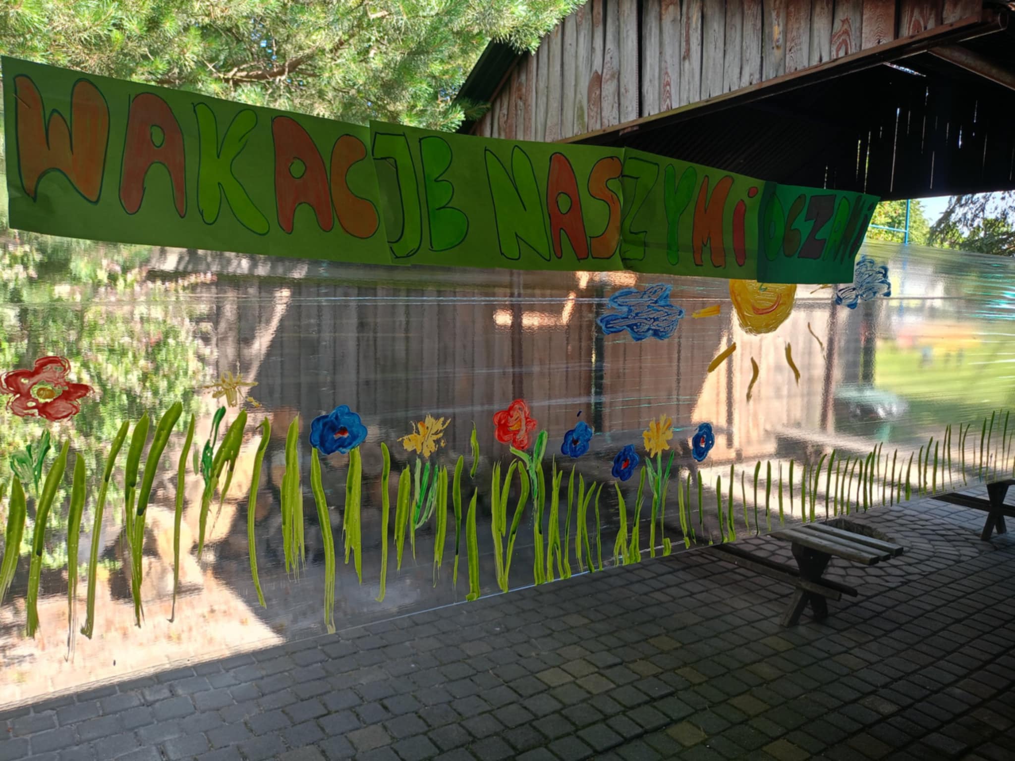 Wakacje w kolorach – malowanie na folii pod chmurką